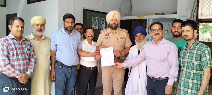 Today Adarsh Social Welfare Society Punjab under the leadership of founder president Satish Kumar Soni met SHO Thana Garhshankar Sardar Gurinderjit Nagra.